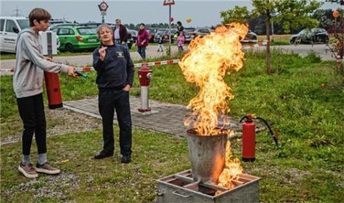 Die richtige Handhabung von Feuerlöschern wurde bei der Aktion in Ostermünchen gezeigt.