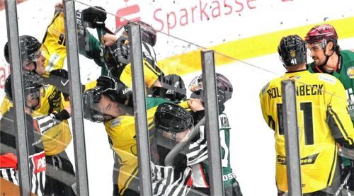 Die Rosenheimer gingen am letzten Wochenende nur aus einer kleinen Rauferei nach einem Foul an Torhüter Andi Mechel als Sieger vom Eis. Foto Hans-Jürgen Ziegler