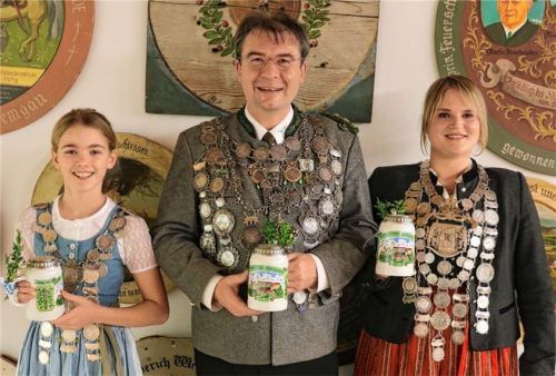 Die Schützenketten tragen die drei neuen Schützenkönige der FSG Aschau (von links) Verena Frank, Schützenmeister Franz Kiesmüller und Alexandra Badstuber.Foto Rehberg