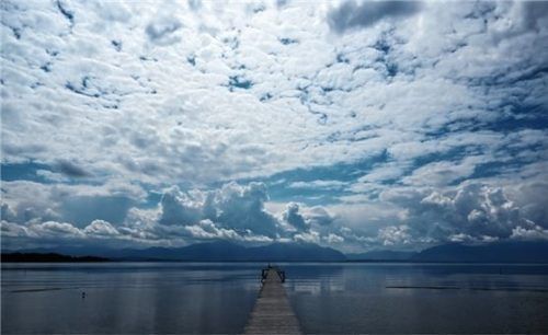 Die steigenden Temperaturen bringen die Seen aus dem Gleichgewicht. Auch der Chiemsee ist betroffen. Foto dpa