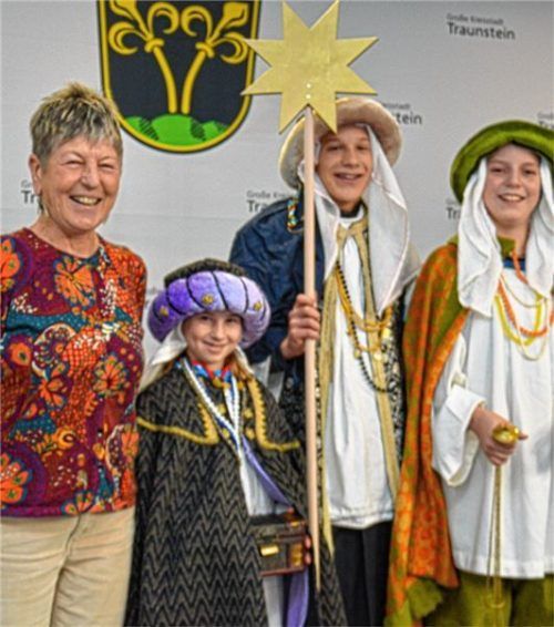 Die Sternsinger der Pfarrei St. Oswald Traunstein besuchten das Rathaus und brachten den Mitarbeitern Gottes Segen und Glückwünsche für das neue Jahr. Zweite Bürgermeisterin Burgi Mörtl-Körner freute sich sichtlich über den Besuch der Sternsinger im Rathaus. Sie überreichte ihnen eine Spende und dankte ihnen für ihren Einsatz und ihr Engagement.Foto Stadt Traunstein