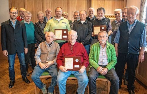 Die stolzen Preisträger der Gruppe Süd mit Vorsitzendem Stefan Mayer (links) und dem Zweiten Vorsitzenden Jakob Gerg (rechts), der gleichzeitig auch Vorsitzender der Reisevereinigung Oberland ist. Foto  Stache
