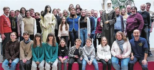 Die über 80 Darsteller, darunter einige neue Mitspieler, die erstmals im erfolgreichen Familientheater „Robin Hood“ Bühnenluft schnupperten, können es kaum erwarten, bis sich der Vorhang für die Premiere hebt.Foto ammelburger