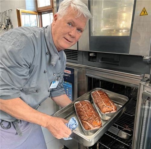 Dieter Fembacher – seit 27 Jahren Chefkoch, verabschiedete die Gäste traditionell mit Leberkäs.