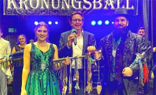 Dieter Kannengießer, Zweiter Bürgermeister von Kolbermoor, händigt die Rathausschlüssel aus.