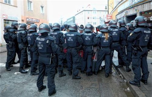 Drei Polizisten wurden beim Einsatz verletzt.