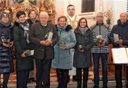 Ehrende und Geehrte des Kirchenchors Neubeuern: (von links) Martina Leitner, Brigitte Stickling, Pia Hausner, Sepp Leitner, Monika Rünagel, Pfarrer Christoph Rudolph, Hedwig Perret sowie Dr. Elmar zur Hörst und Jacob Kracher. Foto hausner