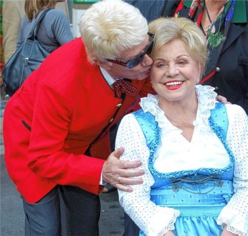 Ein Küsschen in Ehren: Heino und Maria Hellwig bei einer Geburtstagsfeier im Jahr 2008. Foto Schneider-Press/Erwin Schneider