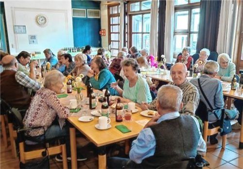 Ein reger Austausch wird beim monatlichen Treffen der Senioren gepflegt. Foto Auer