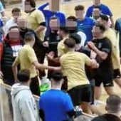 Rudelbildung, Schläge und Kung-Fu-Tritt bei Fußballturnier