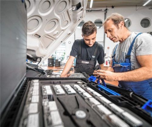 Eine Ausbildung im Kfz-Gewerbe eröffnet vielfältige Berufsbilder und Karriereoptionen. Foto djd/Kfzgewerbe/Timo Volz