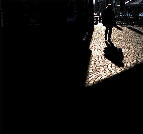 Eine Frau nachts auf dem Weg nach Hause. In einer derartigen Situation ist im November 2021 eine damals 37-Jährige Kolbermoorerin nach Einschätzung der Polizei von einem damals 17-Jährigen attackiert worden. Foto dpa