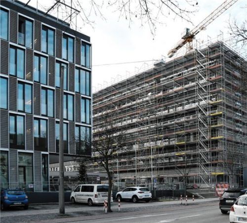 Eingerüstet präsentiert sich derzeit das Hauptgebäude des Landratsamtes, das saniert und um ein Stockwerk erweitert wird.Foto Schlecker