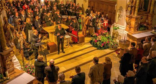 Erinnerung an das Osteroratorium 2016 in der Oberaudorfer Pfarrkirche. Weihbischof Wolfgang Bischof segnete damals Konzertbesucher, Musiker und Sänger (Bildmitte: Hans Berger). Foto Privat