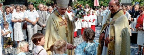 Erzbischof Joseph Ratzinger hat vielen Jugendlichen in der Region das Sakrament der Firmung gespendet. Unser Bild zeigt ihn 1982 beim Empfang zur Firmung in Prien. Im Bild rechts Pfarrer Konrad Huber.Foto ARchiv Berger