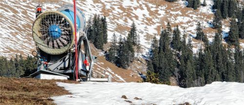 Es ist zu warm für Wintersport – selbst die Schneekanonen funktionieren derzeit nicht. Liftbetreiber hoffen sehnsüchtig auf einen Wintereinbruch.Foto Uwe Lein/dpa