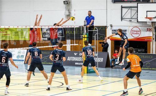 Fabian Bartsch (im Angriff) wird wieder als Diagonalspieler fungieren, muss sich dabei gegen starke Karlsruher Blockspieler durchsetzen.Foto fab