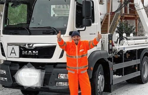 Fahrer Franz-Xaver Kerer im Januar 2019 mit seinem nagelneuen Lkw. Jetzt ist die Fahrerkabine völlig zerstört. Foto re