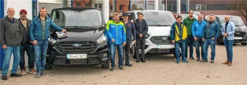 Fahrzeugübergabe an die Ruhpoldinger Ehrenamtlichen bei Auto Eder in Kolbermoor. Foto re