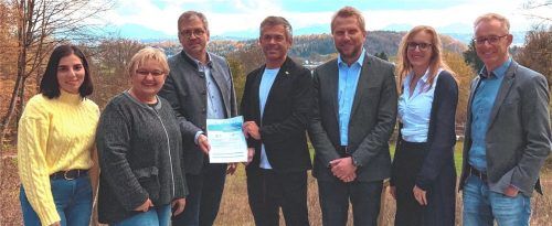 Freuen sich über die neue Bildungspartnerschaft (von links): Sala Al-Sabti, Leitung Ausbildung IHK-Akademie, Tamara Bauer, Leitung Ausbildung IHK Feldkirchen-Westerham, Jan Ströter, Leiter der Tagungsstätte IHK-Akademie Westerham, Jürgen Lang, Rektor Mittelschule Feldkirchen-Westerham, Ralf Kassirra, Konrektor Mittelschule Feldkirchen-Westerham, Ramona Held, Lehrerin an der Mittelschule Feldkirchen-Westerham, und Thomas Gebert, Bildungsberater in der IHK-Geschäftsstelle Rosenheim.