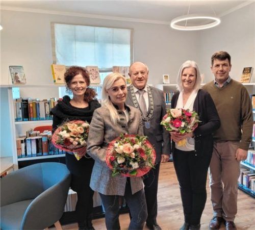 Freuen sich über die renovierte Bücherei: (von links) Bücherei-Mitarbeiterin Sylvie Richtaryk, Einrichtungsberaterin Claudia Stürzer, Bürgermeister Christian Glas, Bücherei-Leiterin Irmi Stössel und Bauamtsleiter Bernd Ruth.Foto Kirchner