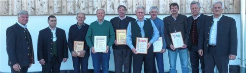 Für 25 bis 50 Jahre Mitgliedschaft gab es Ehrungen auf der Versammlung. Anwesend waren (von links) Pruttings Zweiter Bürgermeister Dr. Mathias Huber, Vorsitzender Wolfgang Mayer, die Geehrten Dieter Krüger, August Bader, Heinrich Rasp und Pius Graf, Obmann der Interessengemeinschaft, sowie Richard Lang und Christian Obermaier, Vogtareuths Bürgermeister Rudolf Leitmannstetter und der Zweite Vorsitzende, Peter Huber. Foto  re