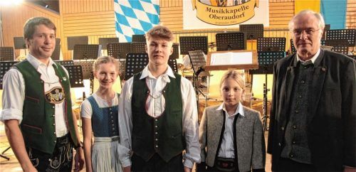 Für ihre bestandene Prüfung zeichnete (von links) Vorsitzender Christoph Höflinger die Musikanten Katharina Reiter (Flöte), Anton Steiner (Tenorhorn) und Paul Jochriem (Trompete) gemeinsam mit Leonhard Eisner vom Musikbund Ober- und Niederbayern mit dem Leistungsabzeichen in Bronze aus.Foto Poll