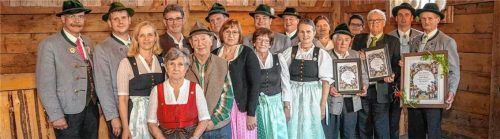 Für ihre Treue ehrten (von links) Gauvorsitzender Pangraz Perfler und Vorsitzender der Pfaffenhofener Trachtler Anderl Rausch die verdienten Mitglieder Gabi Gschwendtner, Marianne Lechert, Georg Baumann, Werner Lechert, Leonhard Jackl, Irene Krause, Christl Bartz, Tobias Miller, Simon Mayer, Johanna Jackl, Andrea Argstatter, Gründungsmitglied Karl Lechner, Christine Weber und Gründungsmitglied Georg Dangl gemeinsam mit Zweitem Vorsitzenden Andreas Höhensteiger. Foto re