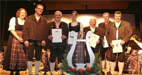Für ihre Treue zur heimischen Blasmusik zeichneten (von links) Bezirksjugendleiterin für Inn-Chiemgau Michaela Haindl des Musikbundes Ober- und Niederbayern und Vorsitzender der Aschauer Musikkapelle Simon Pertl die verdienten Musikanten Helmut Gawlik, Anna Mayer, Georg Antretter, Peter Anner und Andreas Steinberger aus. Foto Rehberg