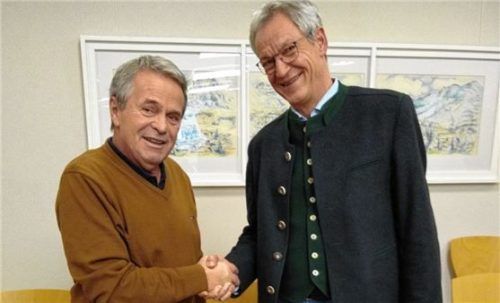Für sein kommunalpolitisches Engagement bedankte sich Bürgermeister Matthias Jokisch (rechts) bei Helmut Sachse. Foto  Stuffer-Chunphetch