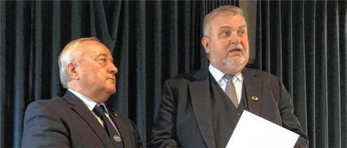 Für seine Verdienste dankte Vorsitzender Rudolf Hötzel (links) dem neuen Ehrenmitglied Peter Dagg.Foto Heindl