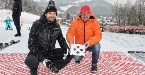 Ganzjährig auf Ski: Wolfgang Schmidt, CEO der Firma Skitrax (links), konnte Stefan Hirnböck, WSV Oberaudorf, von den kleinen Plastikmatten und deren großen Zukunft überzeugen. Foto schmidt