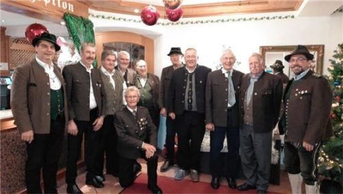 Gauschützenmeister Bernhard Brehmer (von links) und die Geehrten: Anton Schlaipfer, Peter Maier, Raimund Brunner, Lorenz Kobler, Josef Schachner, Meinrad Entfellner, Franz Griesl, Ambros Huber, Meinrad Huber und Paul Anner.Foto  SG Eintracht Halfing