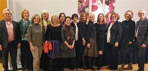 Gemeinsam erfolgreich: Die Stadtführerzunft Rosenheim sowie das Team der Touristinfo trafen sich nach ihrem Neujahrstreffen im Kuko.Foto re