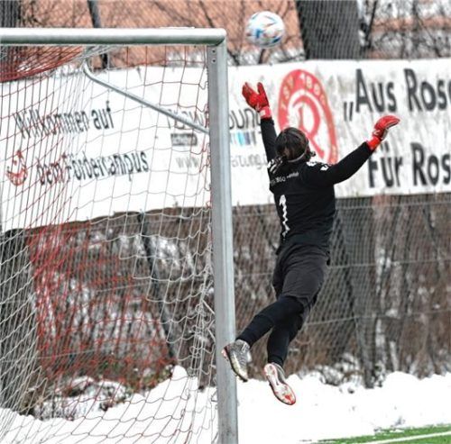 Glück für Sechziger-Keeper David Daroczi: Der Freistoß von Leon Simeth landete am Lattenkreuz. Foto Ziegler