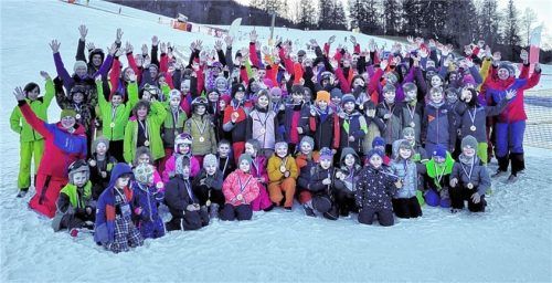 Glücklich, dass sie wieder fahren können: Die Teilnehmer der Skikurse des Skiclubs Halfing. Foto Re