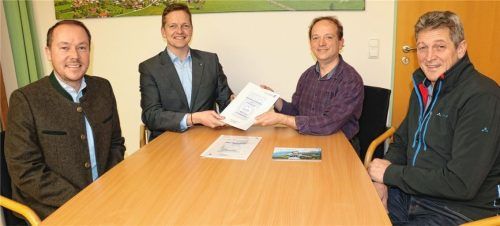 Guido Kugelmann (Zweiter von rechts) vom Regionalen Klimabüro übergab Bürgermeister Simon Frank (Zweiter von links) den Abschlussbericht über die Prüfungen im Oberen Priental. Tourist-Info-Leiter Herbert Reiter (links) und Bauhofleiter Rudi Angermann (rechts) koordinierten die Arbeiten an den Messstellen.Foto Rehberg
