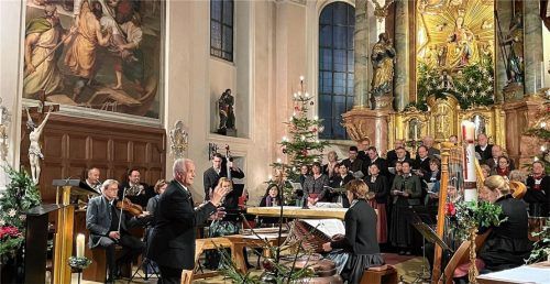 Hans Berger, Musiker und Chorsänger gestalteten das Jubiläumskonzert im Altarraum der barocken Pfarrkirche „Zu Unserer Lieben Frau“.Foto Kirchner