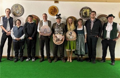 Ihr Können zeigten beim Königsschießen (von links) Daniel Koch, Markus Schweinsteiger, Dustin Geyer, Luftpistolen-König Christian Obermüller, Schützenkönig Michael Binder senior, Jugend-Königin Xenia Binder, Berti Meier, Michael Fischer und Schützenmeister Peter Neumeier.Foto Schweinsteiger