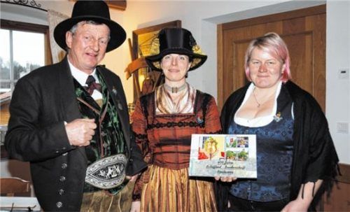 Ihren Bildband „400 Jahre Schiffleut-Bruderschaft Neubeuern“ präsentierten (von links) Kassier Georg Wachinger, Vorsitzende Juliane Tiefenmooser und Schriftführerin Vroni Spatzier. Dieser wurde an alle verdienten Mitwirkenden im Jubiläumsjahr 2022 ausgegeben.Foto  Reischl-Zehentbauer