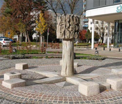 Im Winter ohne Wasser, dafür ist die Struktur der Krone des Lebensbaums gut zu sehen: Der „Gabor-Brunnen“ vor dem Romed-Klinikum. Ein Werk des Priener Bildhauers Ernst Günzkofer aus dem Jahr 1976.Foto Frick