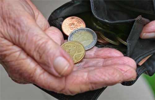 Immer mehr Menschen geraten angesichts von Inflation und steigenden Energiekosten in finanzielle Schwierigkeiten. Bei der Schuldner- und Insolvenzberaterin der Diakonie Rosenheim betreut Nadine Hausburg Ratsuchende. Foto Mdpa