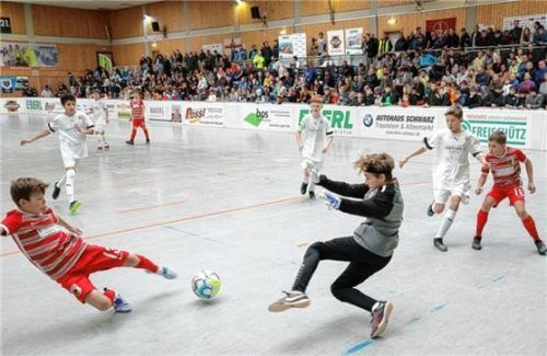 In der Vorrunde traf Gastgeber TuS Traunreut (weißes Trikot) auf den späteren Turniersieger FC Augsburg. Foto Hans Weitz
