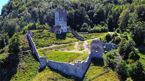In historischer Kulisse könnten bald auf Burg Falkenstein Feste ausgerichtet werden. Zuvor muss aber die notwendige Infrastruktur stehen. Foto  steffenhagen