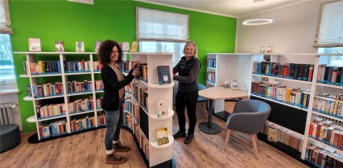 Irmi Stössel und Sylvie Richtaryk (von links) freuen sich auf Besucher in der runderneuerten Eggstätter Bücherei. Wer will, kann gleich in einer dervielen Leseecken (rechter Bildrand) schmökern.Fotos re
