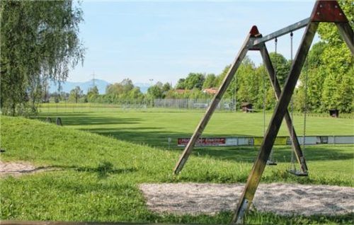 Jetzt noch Sportplatz, bald Wohngebiet: die Fläche an der Rosenheimer Straße. Fotos heinz