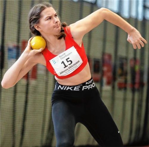 Johanna Anglhuber aus Kraiburg wurde Vize-Meisterin mit der 4-mal-200-Meter-Staffel der Jugend U18 und schaffte zugleich die aktuell drittbeste Kugelstoß-Leistung in Deutschland. Fotos Ludwig Stuffer