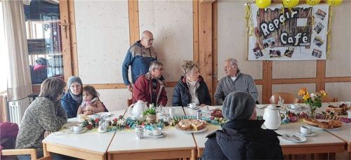Kaffee und Kuchen zum Jubiläum: Festlich gedeckt war der Tisch zur Feier des einjährigen Bestehens des Repair-Cafés. Foto schwab
