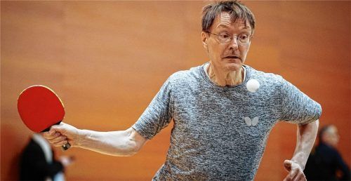 Karl Lauterbach (SPD), Bundesminister für Gesundheit, spielt bei einem Benefizturnier für Parkinson-Erkrankte in der Sporthalle des Bundestags Tischtennis. Foto dpa