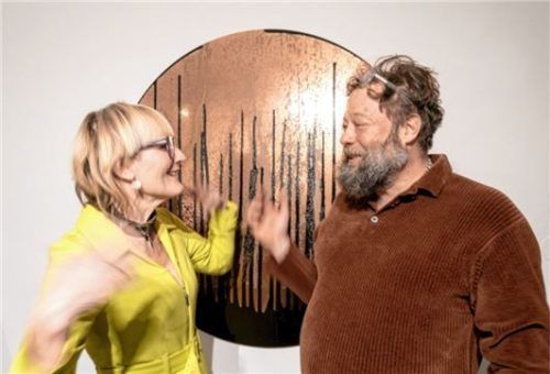 Katrin Meindl, Vorsitzende des AK 68, und Rudolf Finisterre bei der Vernissage.